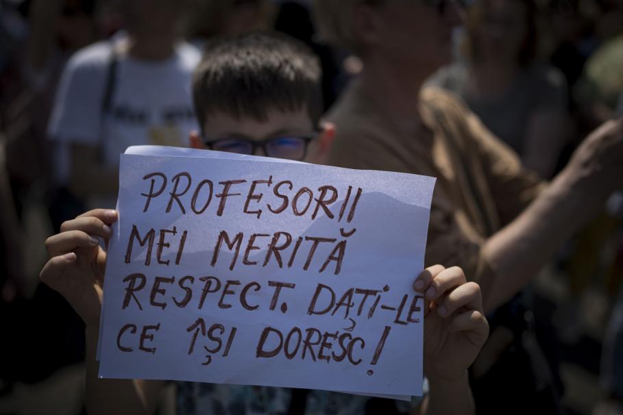 Greva profesorilor continuă. Sindicaliştii au respins oferta Guvernului privind majorarea salarială de 45% şi bonusul anual de 1.500 de lei Greva profesorilor continuă. Sindicaliştii au respins oferta Guvernului privind majorarea salarială de 45% şi bonusul anual de 1.500 de lei