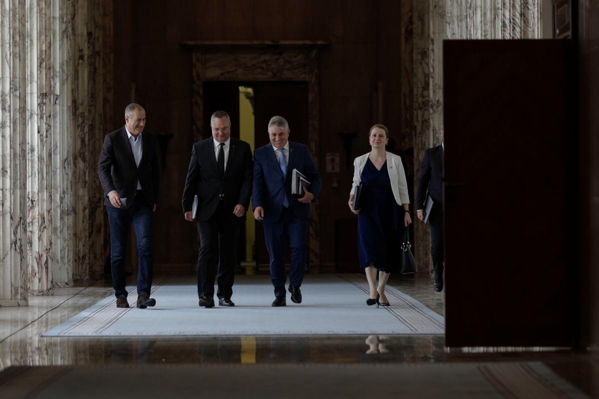 Grevă suspendată în şcoli: Toţi profesorii se întorc la ore. Ce le dă Guvernul: salariu majorat cu 1300 de lei brut şi bonus de 1500 de lei în octombrie Grevă suspendată în şcoli: Toţi profesorii se întorc la ore. Ce le dă Guvernul: salariu majorat cu 1300 de lei brut şi bonus de 1500 de lei în octombrie