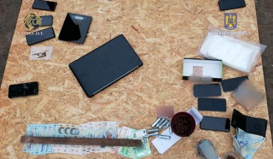 Patru bărbaţi din Dolj au vândut substanţe interzise mai multor tineri din judeţ. Unul dintre tineri l-a muşcat pe jandarm, în timpul percheziţiilor