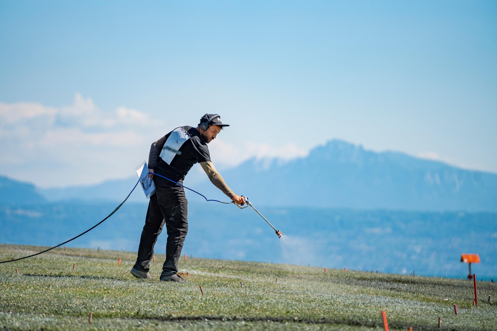 Saype a realizat o pictură uriașă reprezentând o sticlă de plastic