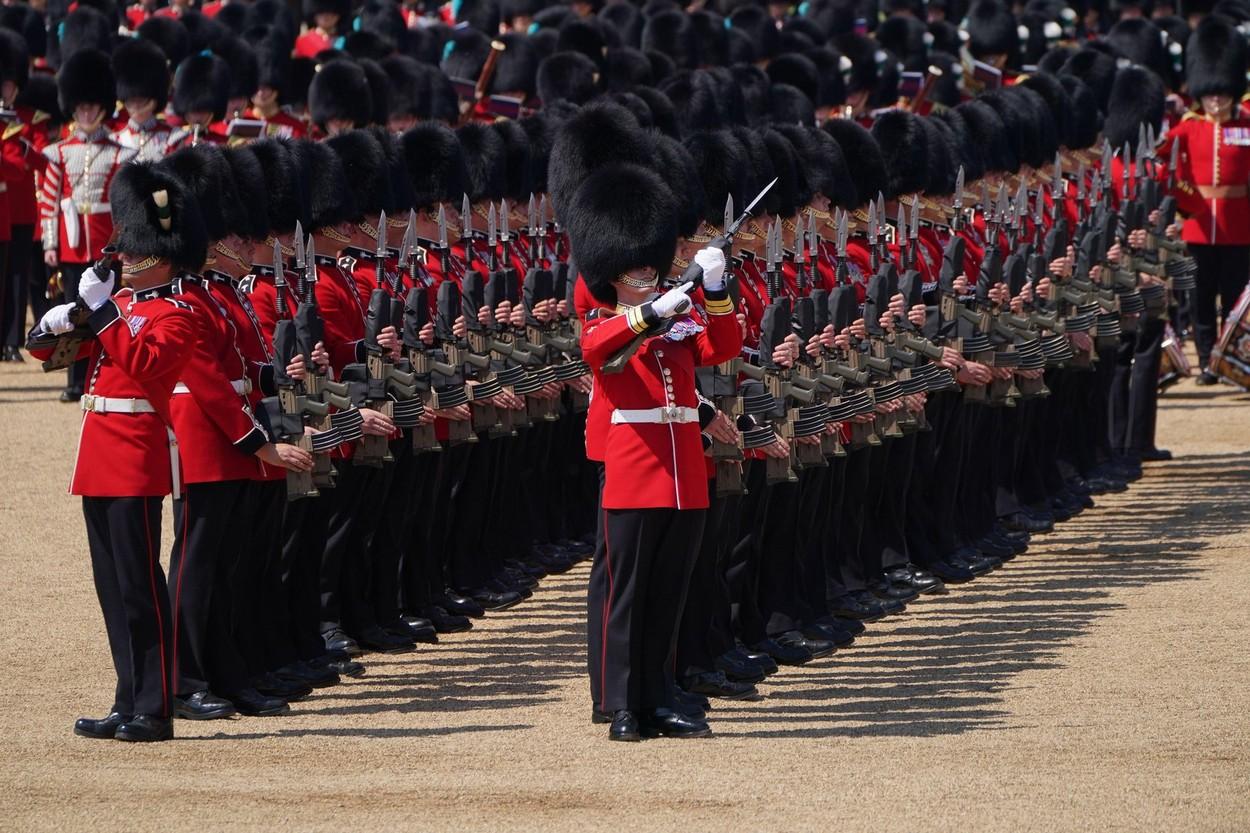 Trooping the Colour, prima paradă aniversară pentru Regele Charles al III-lea, are loc astăzi la Londra