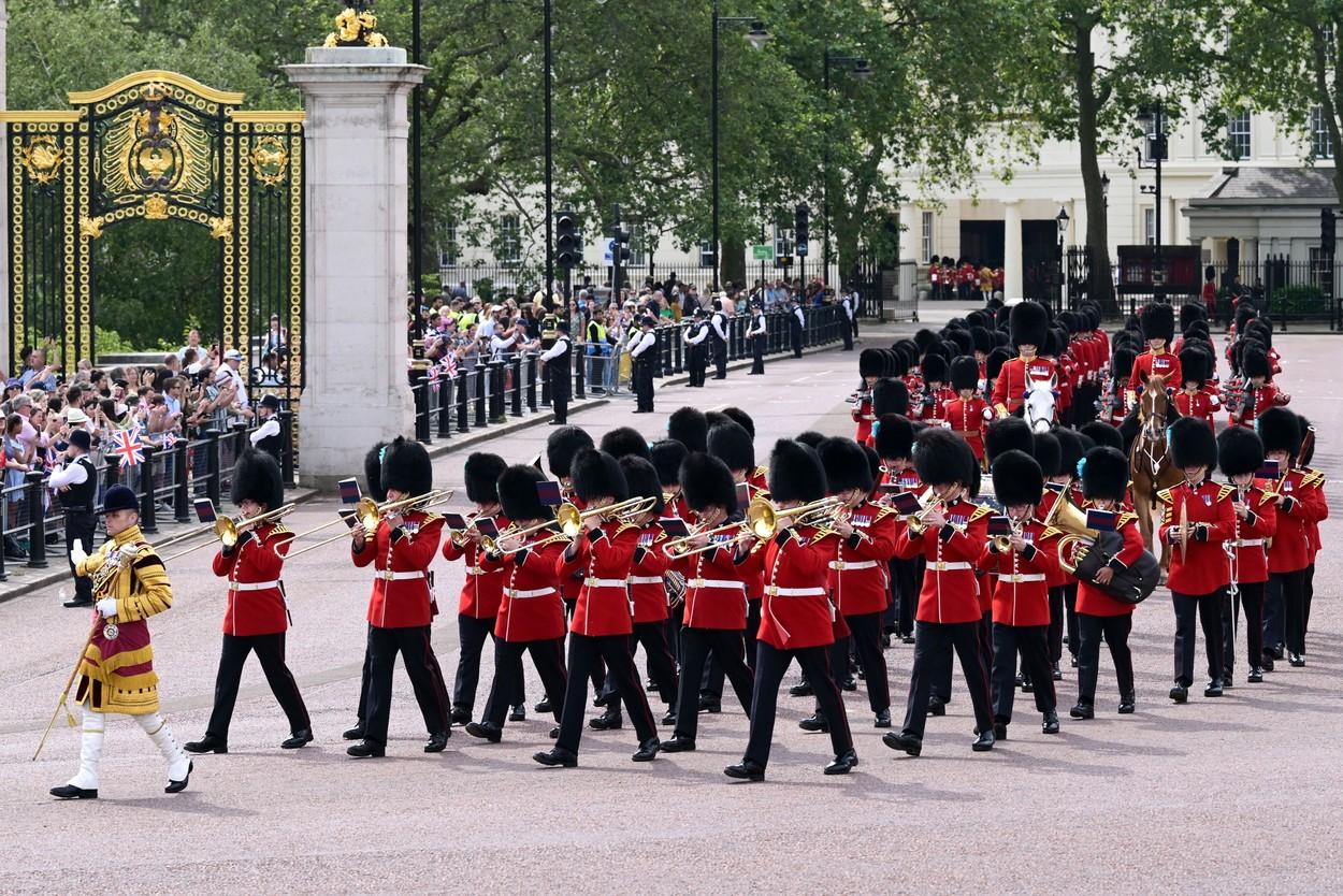 Trooping the Colour, prima paradă aniversară pentru Regele Charles al III-lea, are loc astăzi la Londra