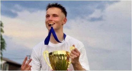 Un tânăr de 17 ani a rămas fără un picior, după un accident la fotbal. Denis şi-a tăiat artera femurală când a vrut să sară un gard şi are nevoie urgentă de sânge