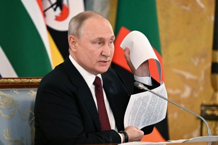 Putin respinge planul de pace african şi susţine că Ucraina şi aliaţii din Occident sunt de vină pentru război. În acelaşi timp, anunţă că Moscova e deschisă la dialog