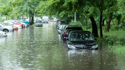 Cod portocaliu și galben de averse, vijelii şi vânt în jumătate de România. Zonele vizate