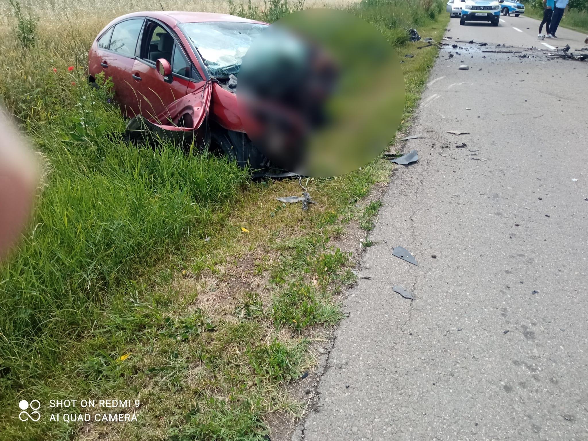 Doi bărbaţi şi-au pierdut viaţa într-un accident violent, pe un drum din judeţul Prahova. Un tânăr în stare gravă, preluat de un elicopter SMURD