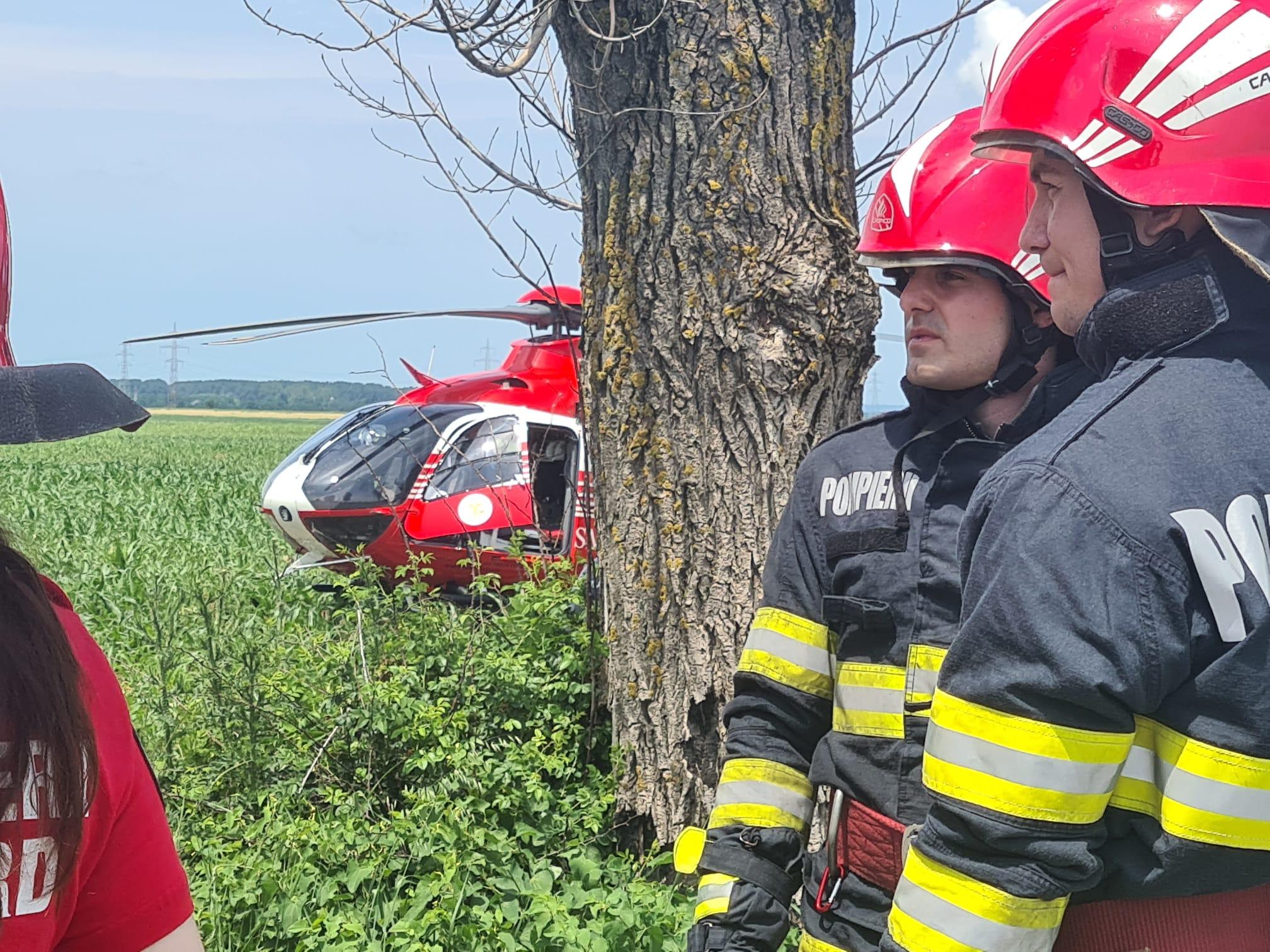 Doi bărbaţi şi-au pierdut viaţa într-un accident violent, pe un drum din judeţul Prahova. Un tânăr în stare gravă, preluat de un elicopter SMURD