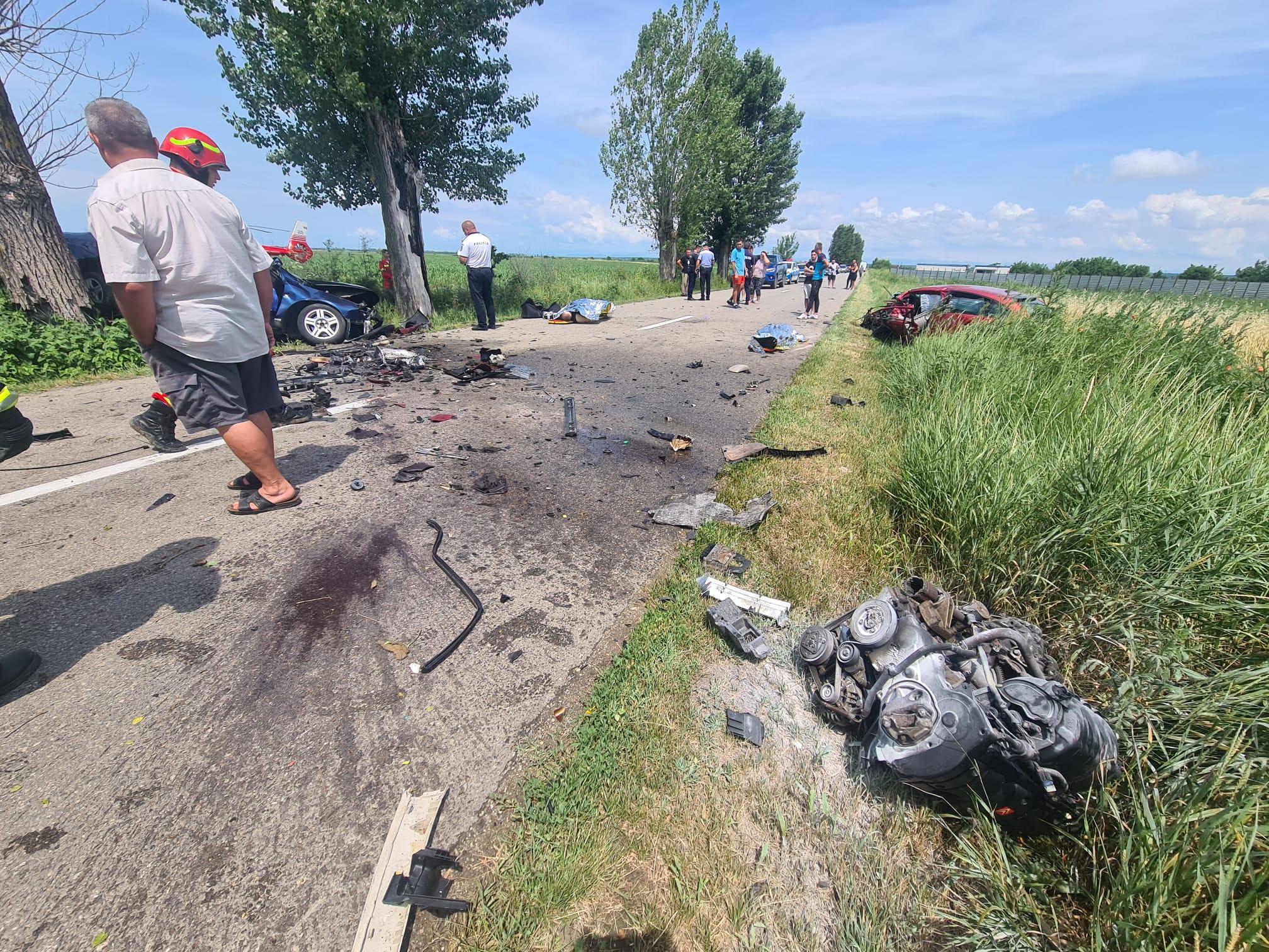 Doi bărbaţi şi-au pierdut viaţa într-un accident violent, pe un drum din judeţul Prahova. Un tânăr în stare gravă, preluat de un elicopter SMURD