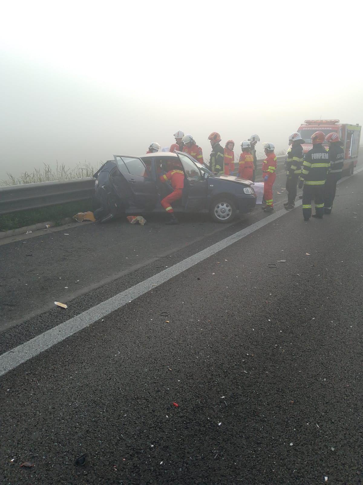 Accident pe A1 Sibiu-Deva. O persoană, rănită grav după ce s-a ciocnit cu maşina de un TIR şi a ricoşat în parapet