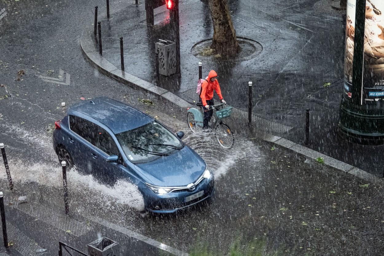 Fenomene extreme pe toate continentele. Europa şi America Latină, măturate de ploi şi tornade. Val de căldură în Asia: 100 de oameni au murit