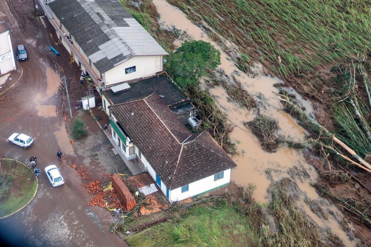 Fenomene extreme pe toate continentele. Europa şi America Latină, măturate de ploi şi tornade. Val de căldură în Asia: 100 de oameni au murit