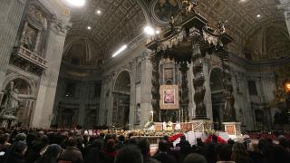 S-a dezbărcat și s-a urcat complet gol pe altarul principal din Bazilica Sf. Petru din Vatican. Bărbatul a fost ridicat de gărzile elvețiene
