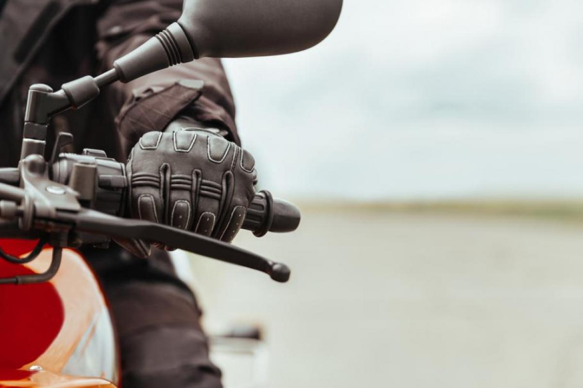 Un motociclist de 21 de ani, prins de două ori de radar, pe acelaşi drum: o dată cu 124 km/h, a doua oară cu 107 km/h. Limita era de 50 km/h Un motociclist de 21 de ani, prins de două ori de radar, pe acelaşi drum: o dată cu 124 km/h, a doua oară cu 107 km/h. Limita era de 50 km/h