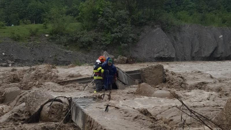 Bărbat de 85 de ani, rămas suspendat pe o stâncă după ce un podeţ s-a surpat în Comarnic
