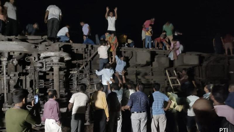Tragedie în India: cel puțin 50 de morți și 300 de răniți, într-un accident feroviar înfiorător. Un tren cu pasageri s-a izbit de un marfar
