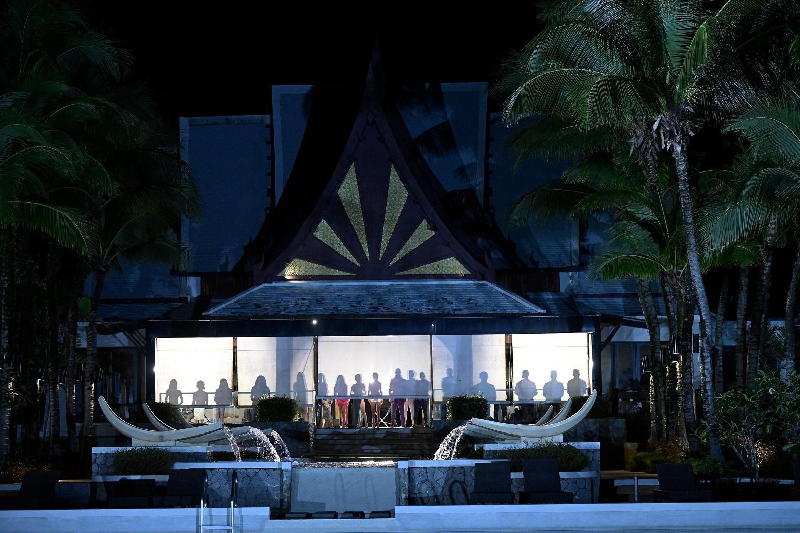 Concurenţii Insula Iubirii vizitează resortul în care partenerii lor vor locui alături de ispite