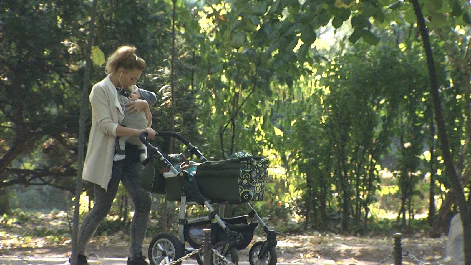 Părinţii primesc concediu şi bani pentru îngrijirea copilului bolnav. Care sunt condiţiile în care Guvernul acordă indemnizaţia