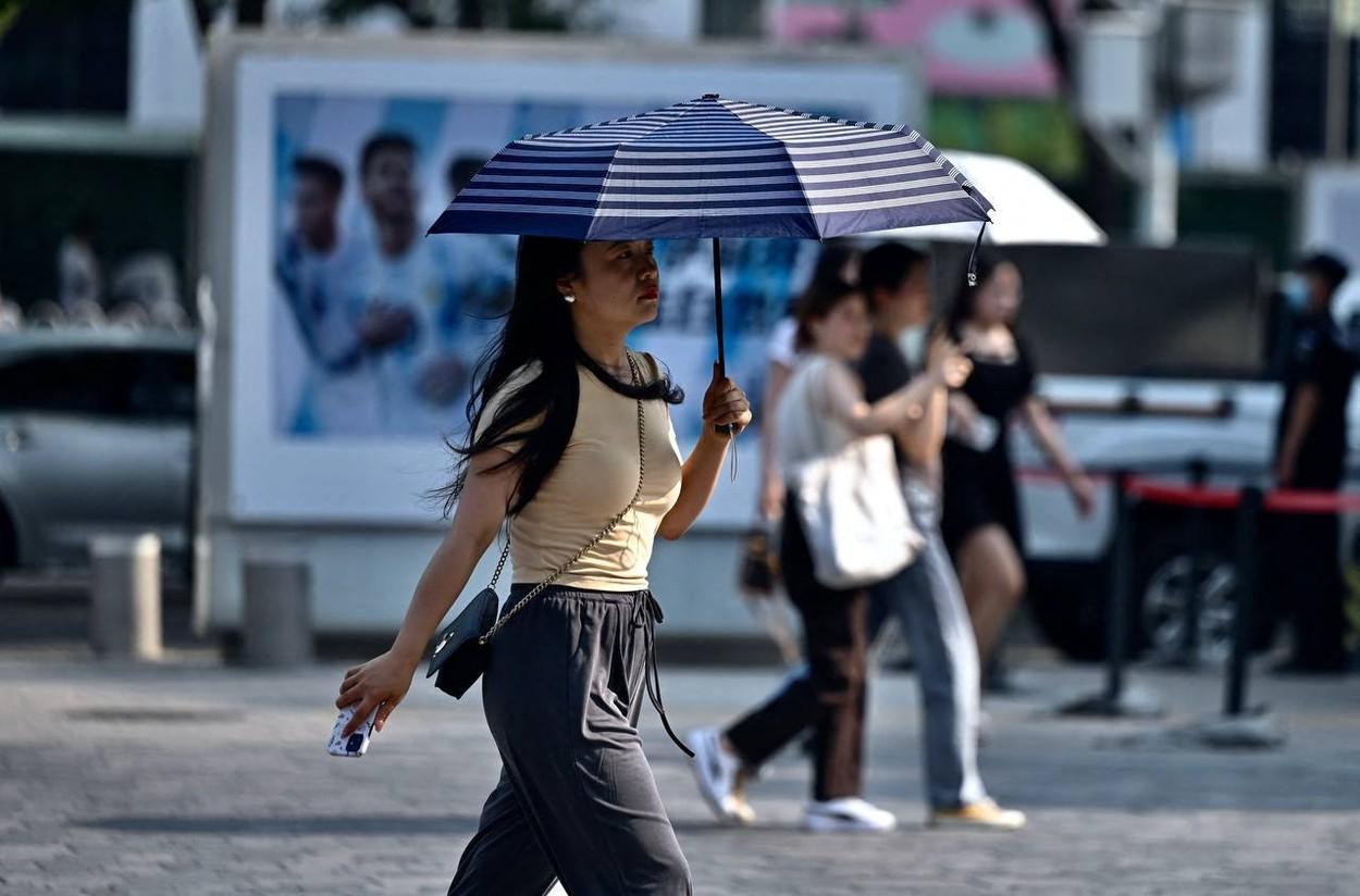 China se luptă cu valuri de căldură extremă. 41 de grade la Beijing, cea mai ridicată temperatură în luna iunie, din 1961