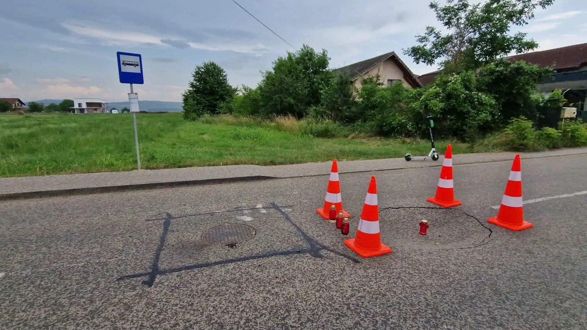 "Mulţumim primăriei. Atât s-a putut". Locuitori unui cartier din Alba au înfipt o cruce în mijlocul străzii, în semn de nemulţumire faţă de starea drumului