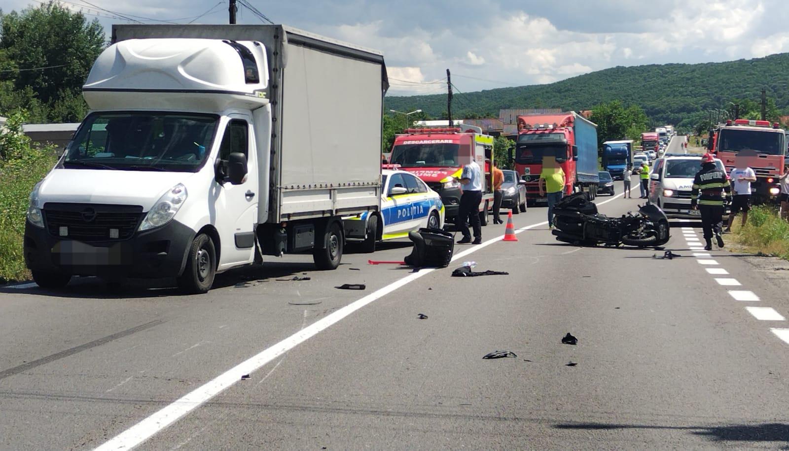 Accident mortal pe DN 7 în Argeş. Un tânăr motociciclist a murit, după ce a intrat în coliziune cu alte două maşini. Traficul, oprit