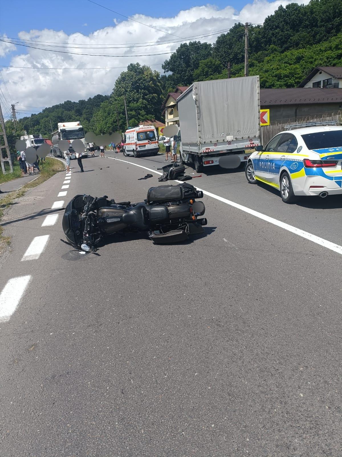 Accident mortal pe DN 7 în Argeş. Un tânăr motociciclist a murit, după ce a intrat în coliziune cu alte două maşini. Traficul, oprit