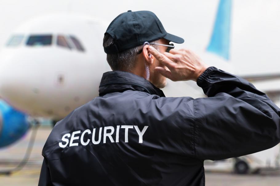 Scandal în timpul unui zbor spre Spania. 30 de turişti beţi care au făcut scandal şi s-au bătut în avion, au fost întâmpinaţi de poliţie pe aeroport Scandal în timpul unui zbor spre Spania. 30 de turişti beţi care au făcut scandal şi s-au bătut în avion, au fost întâmpinaţi de poliţie pe aeroport