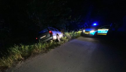 Urmărit de Poliţie, şoferul a intrat cu maşina într-un cap de pod, apoi a luat-o la fugă