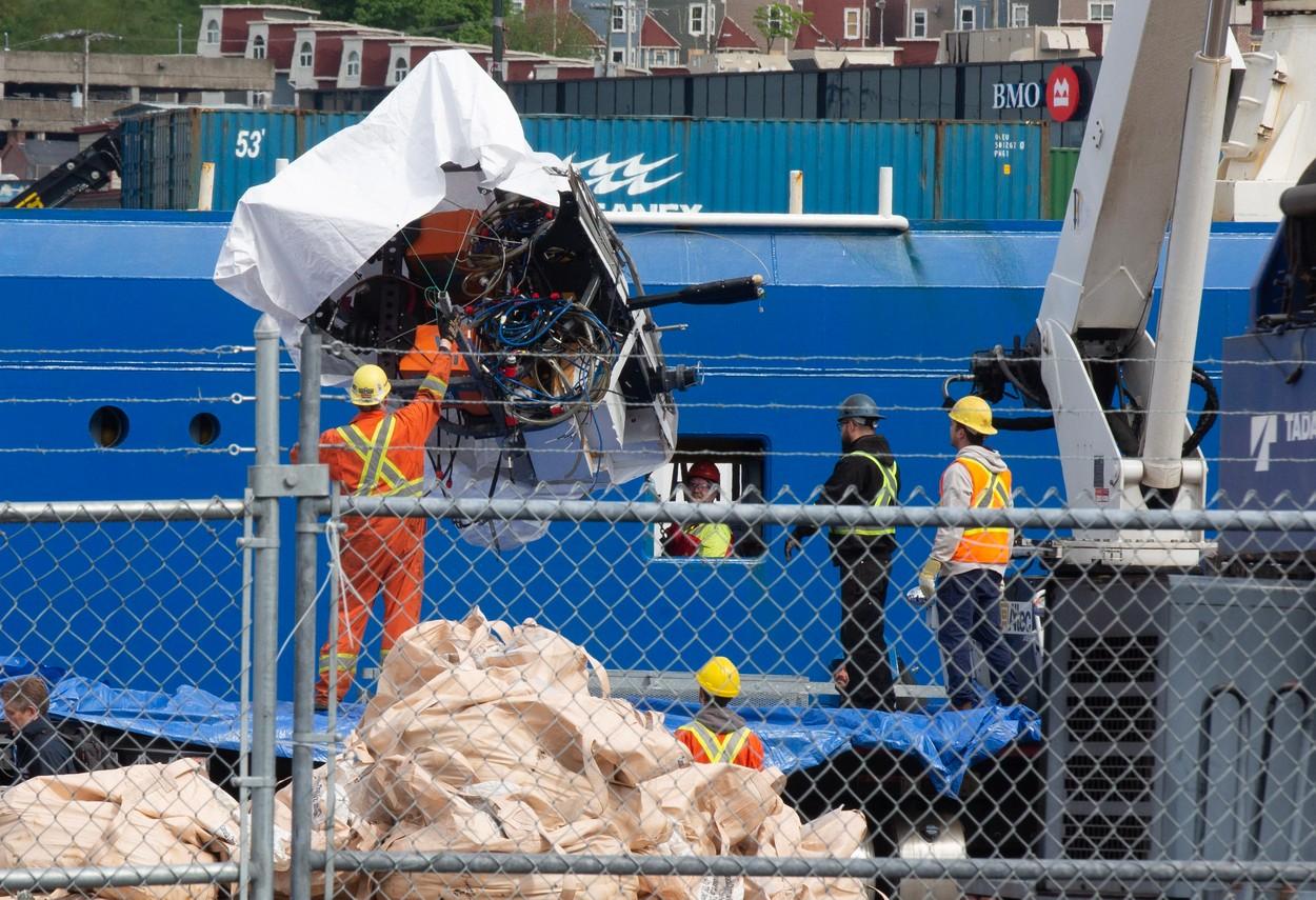 Fragmente ale submersibilului Titan distrus, aduse la ţărm în Canada