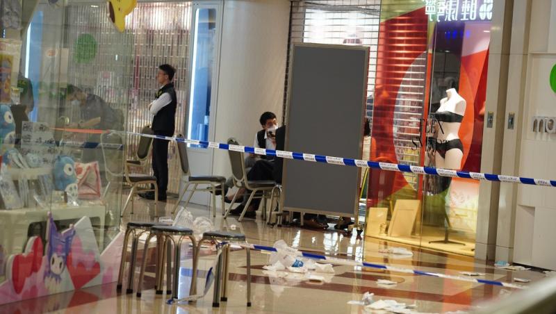 Două femei, înjunghiate mortal de un bărbat, într-un mall din Hong Kong. Victimele de 22 şi 26 de ani, alese la întâmplare de agresor