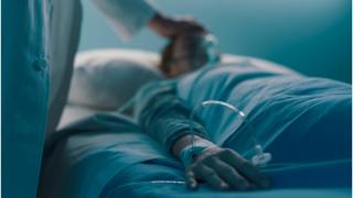 Propriul copil i-a adus moartea. Un bărbat de 66 de ani din Dolj a murit pe patul de spital, după ce a fost bătut cu brutalitate de fiul său