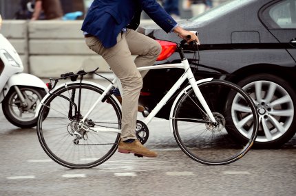 biciclist în trafic