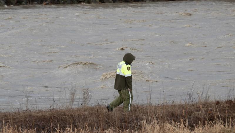 Patru copii, găsiţi morţi pe malul apei după ce au fost luaţi de valuri, la pescuit. Canadianul care îi însoţea, dat dispărut