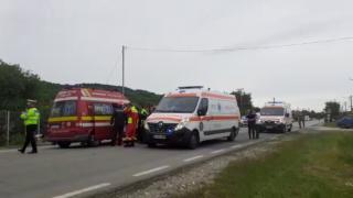 Accident cu opt răniţi,  între care şi o tânără de 17 ani, după ce două maşini s-au ciocnit pe o șosea din Vâlcea