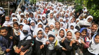 Aproape 80 de eleve au fost otrăvite în Afganistan. Fetelor le este interzis să meargă la şcoală mai departe de clasa a 6-a