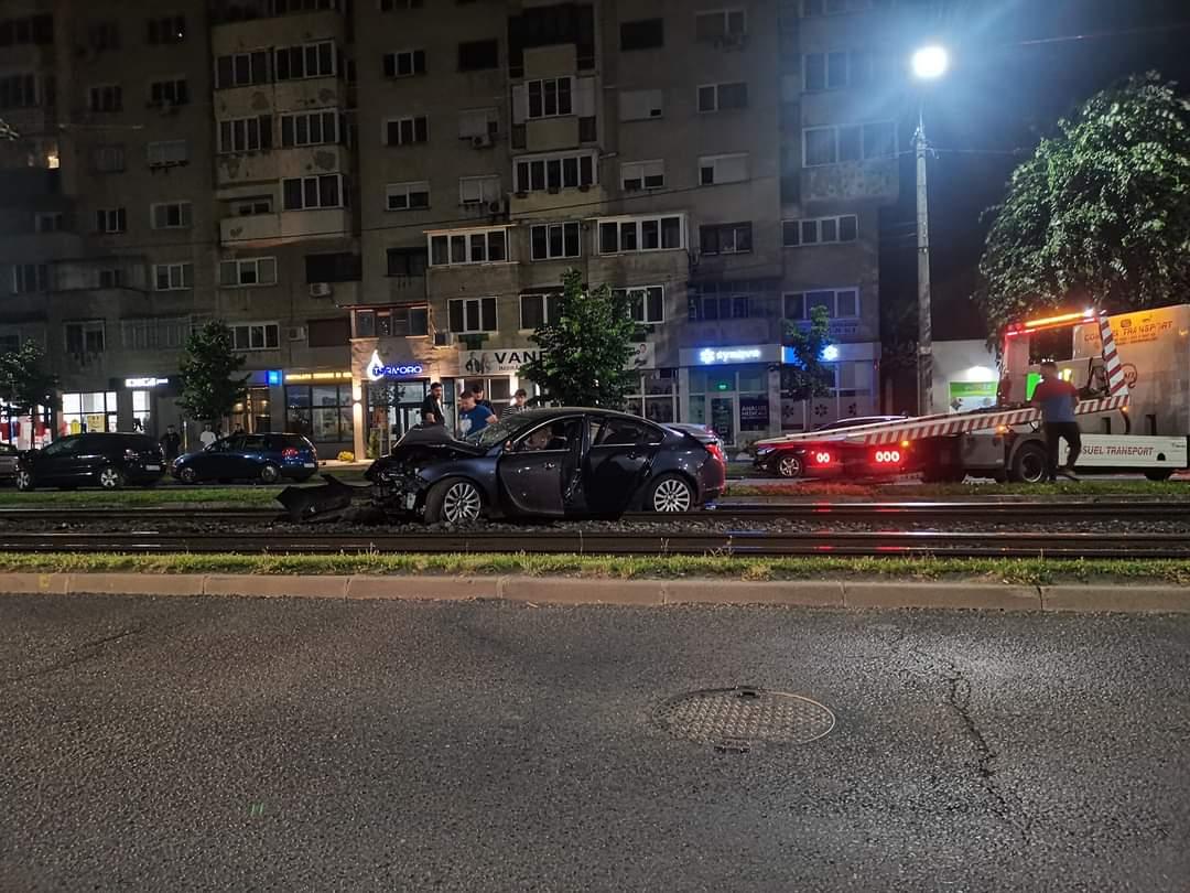 Haos pe o șosea din Arad. Tânăr de 24 de ani, băut la volan. A lovit în plin un alt vehicul, a ricoșat pe linia de tramvai, apoi s-a înfipt într-un stâlp de beton