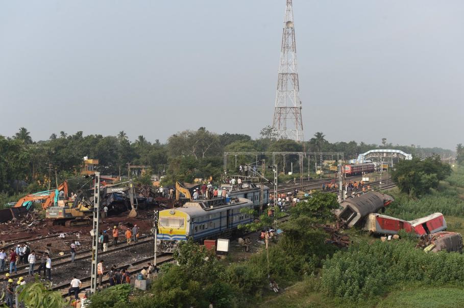 India: Încheierea operaţiunilor de salvare după cel mai grav accident feroviar din ultimele decenii India: Încheierea operaţiunilor de salvare după cel mai grav accident feroviar din ultimele decenii