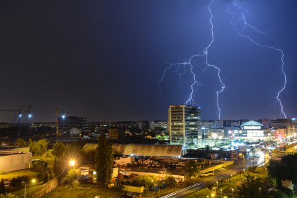 fulgere în București