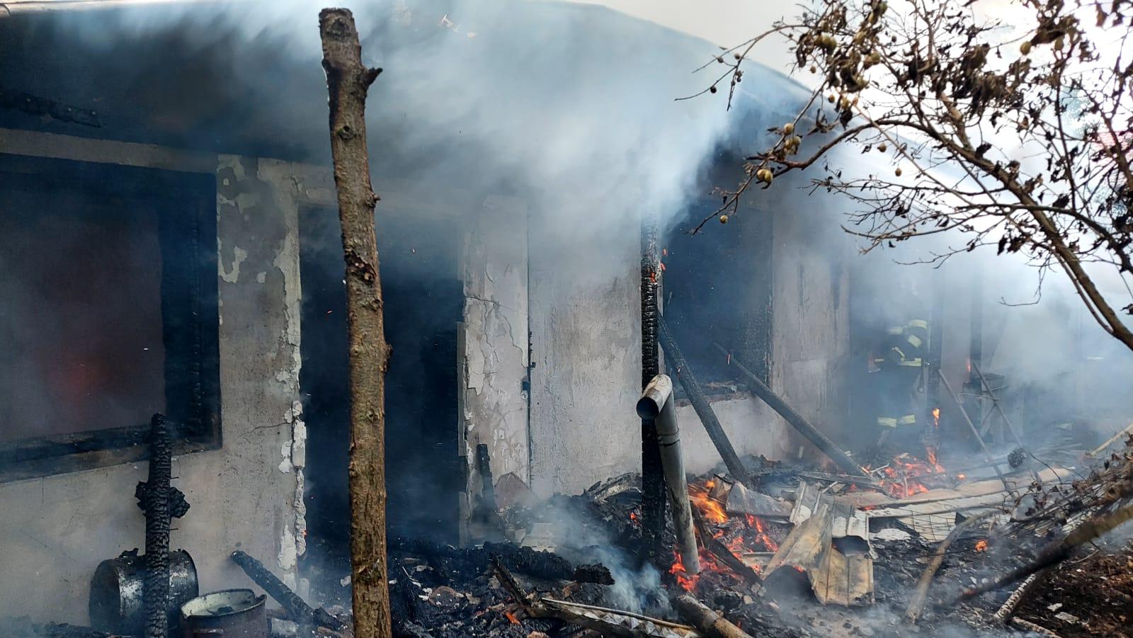 Incendiu puternic în Botoşani. Un bărbat a decedat după ce şi-ar fi dat foc la propria casă