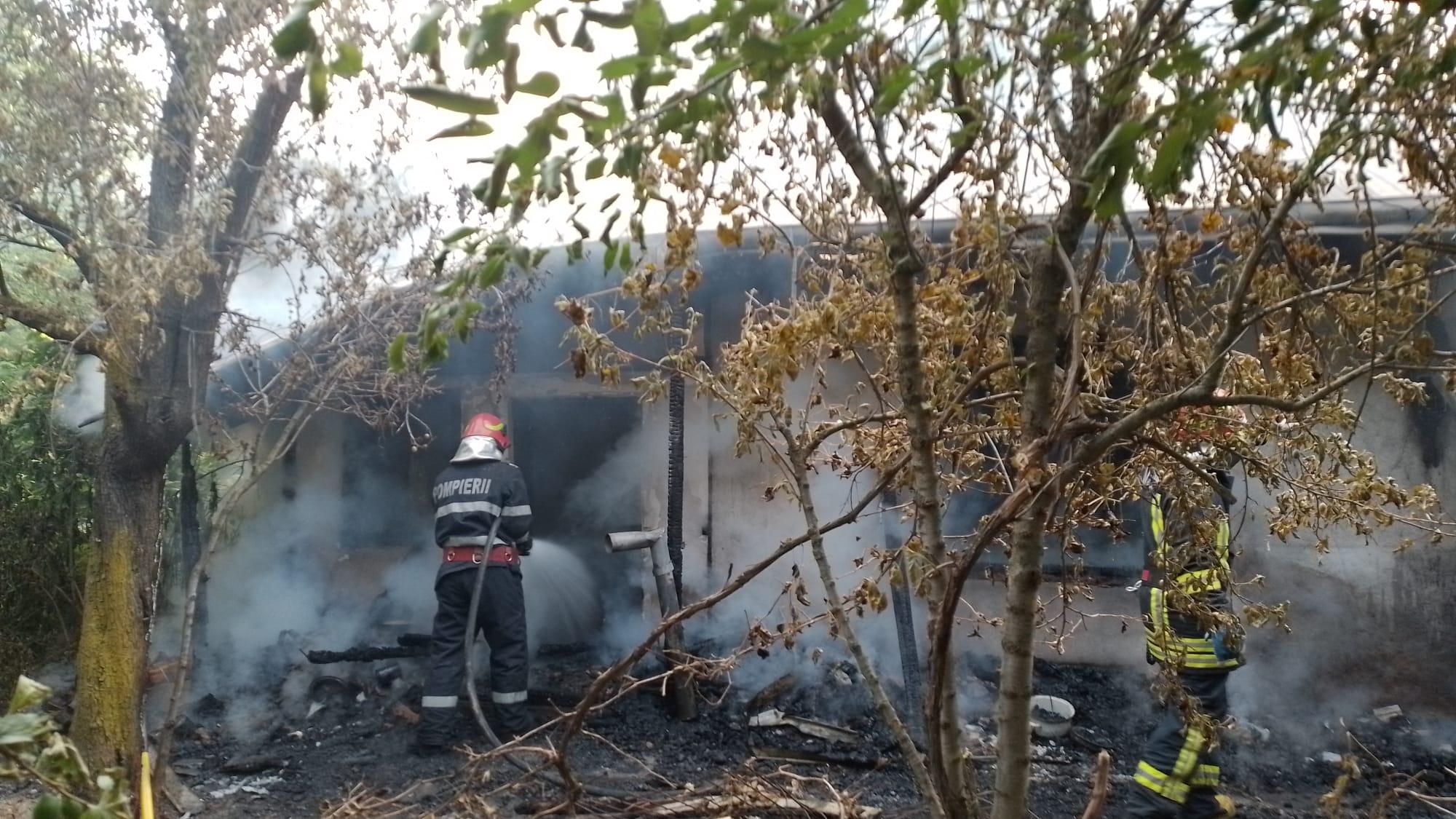 Incendiu puternic în Botoşani. Un bărbat a decedat după ce şi-ar fi dat foc la propria casă