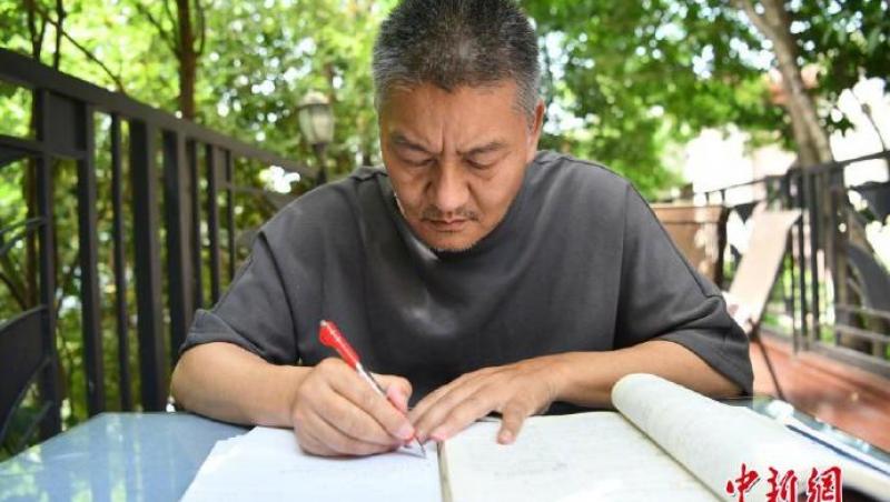 Un milionar chinez a dat Bacul de 27 de ori. Bărbatul de 56 de ani vrea să fie admis la o universitate prestigioasă