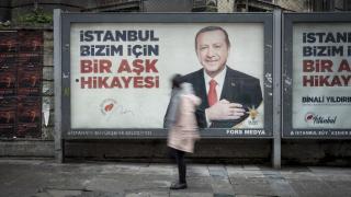 Adolescent turc, încarcerat pentru că i-a desenat o mustaţă lui Erdogan pe un afiş de campanie. Băiatul este acuzat şi că a scris mesaje jignitoare