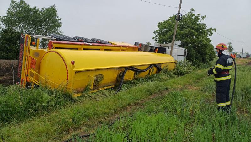 O cisternă cu motorină s-a răsturnat în apropiere de Românești, județul Suceava. Se circulă dirijat pe DN 2