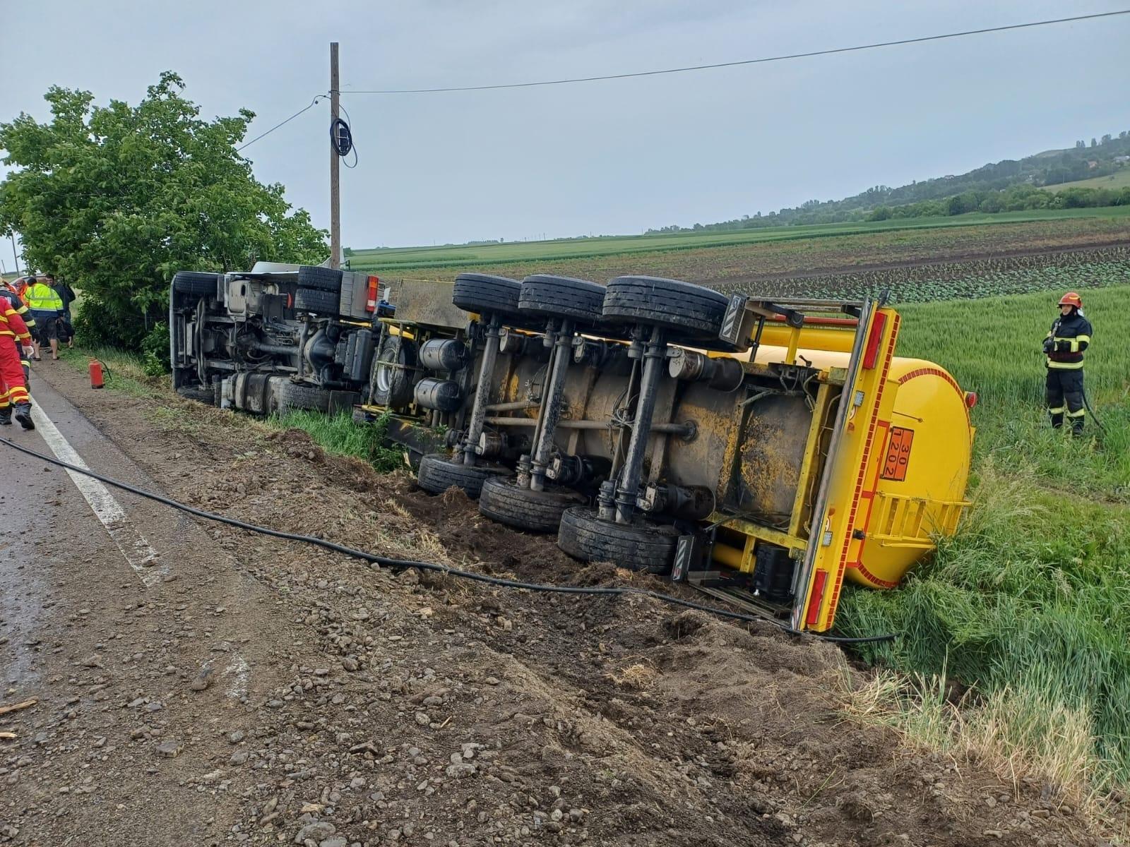 O cisternă cu motorină s-a răsturnat în apropiere de Românești, județul Suceava. Se circulă dirijat pe DN 2