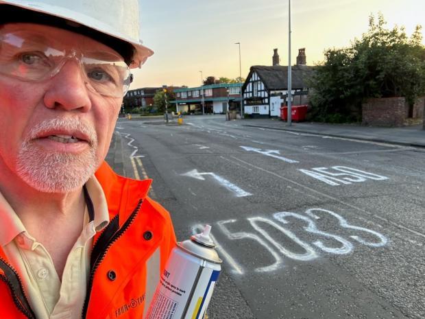 Un pensionar din UK a trasat pe cont propriu cu spray marcajele dintr-un sens giratoriu periculos. A blocat drumul cu maşina sa pentru 40 de minute