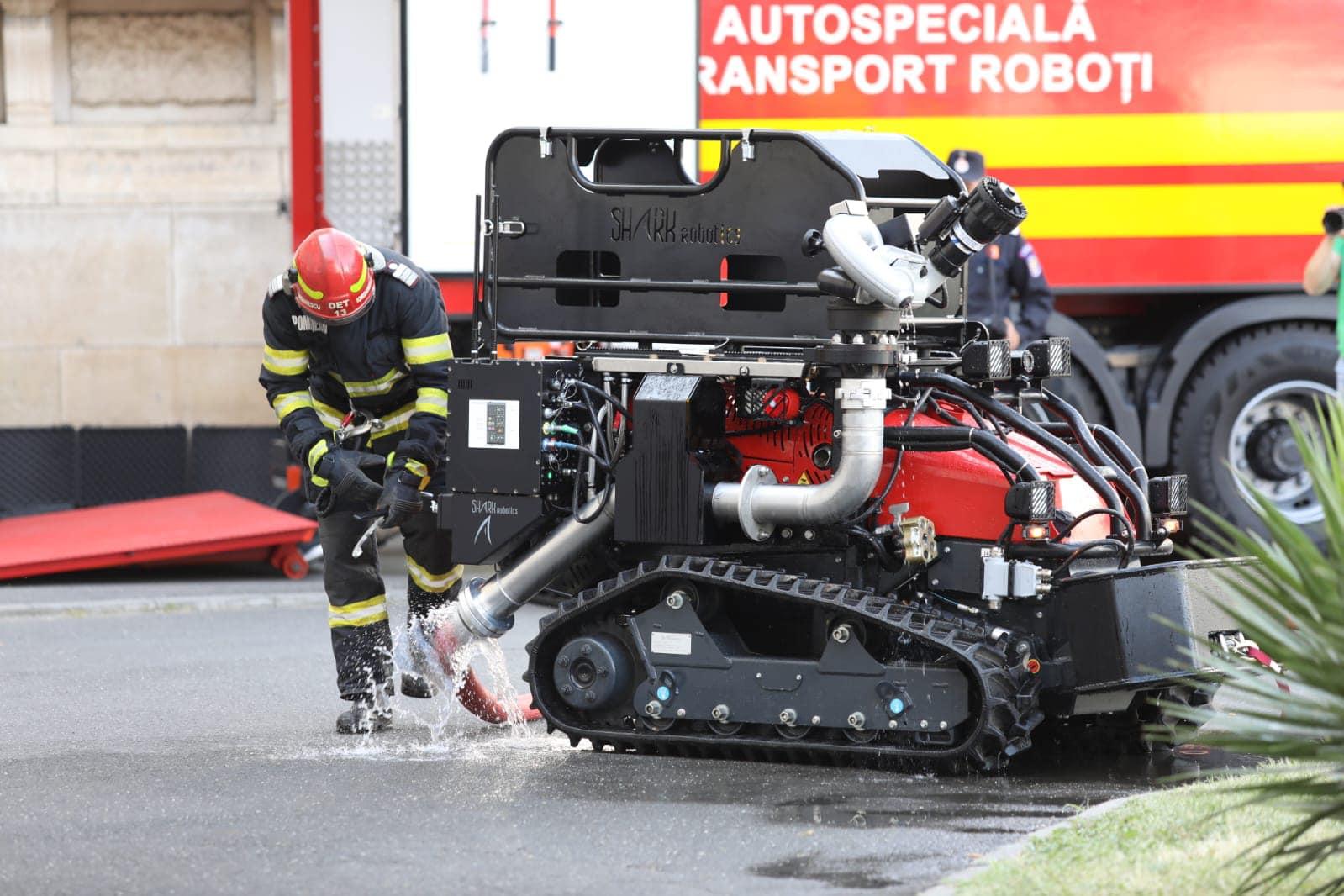 Patru autospeciale robotice, menite să uşureze munca pompierilor, au intrat în dotarea IGSU. Cum funcţionează roboţii care vor putea salva vieţi