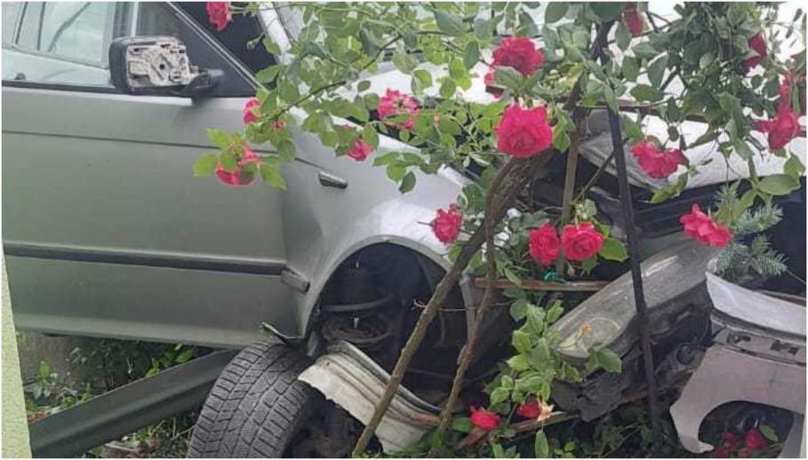Fetiță de 2 ani, rănită după ce mașina în care se afla a ieșit de pe șosea și s-a înfipt în gardul unei case, pe DN 17, în Bistrița Fetiță de 2 ani, rănită după ce mașina în care se afla a ieșit de pe șosea și s-a înfipt în gardul unei case, pe DN 17, în Bistrița