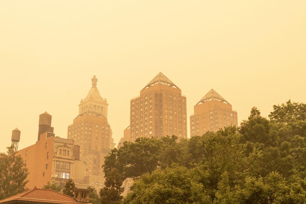 New York, acoperit de o ceaţă densă portocalie în urma incendiilor de vegetaţie din Canada
