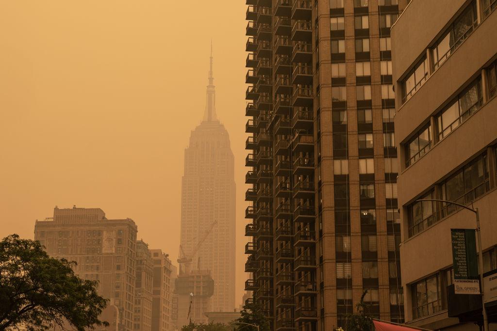 New York, acoperit de o ceaţă densă portocalie în urma incendiilor de vegetaţie din Canada