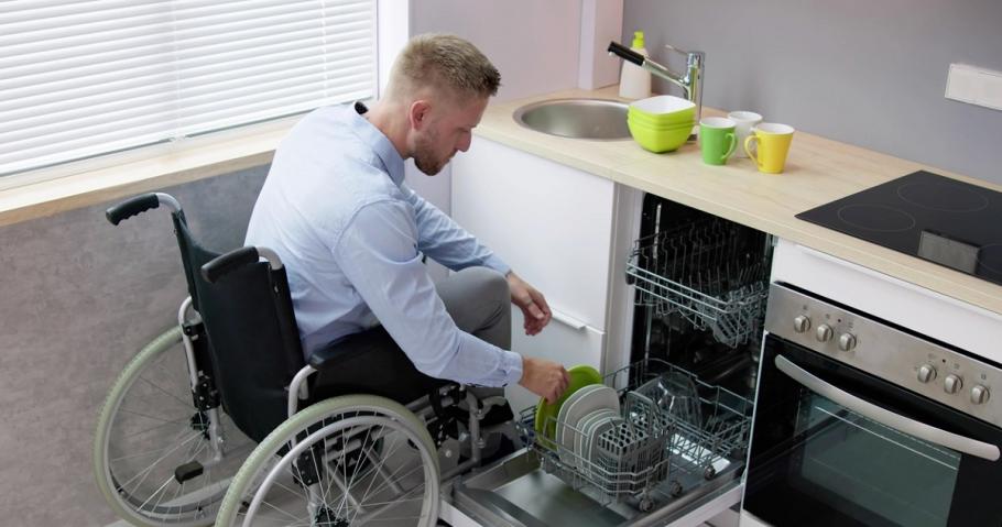 Persoanele cu handicap beneficiază de facilităţi menite să le uşureze situaţia Persoanele cu handicap beneficiază de facilităţi menite să le uşureze situaţia