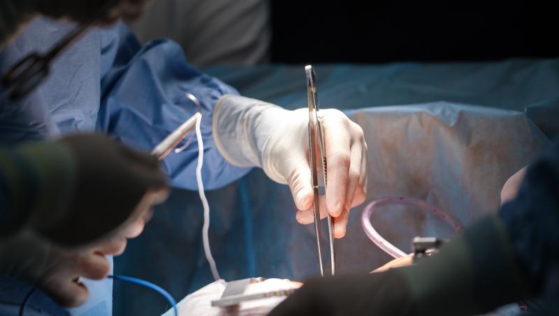 Copil de 10 ani, operat de o tumoră de 3.3 kilograme și 26 de centimetri. Medicii, șocați când l-au diagnosticat